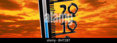 digitale Verbesserung - Wolken und celsius-Thermometer - Symbolik für Treibhauseffekt Stockfoto