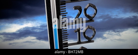 digitale Verbesserung - Wolken und celsius-Thermometer - Symbolik für Treibhauseffekt Stockfoto