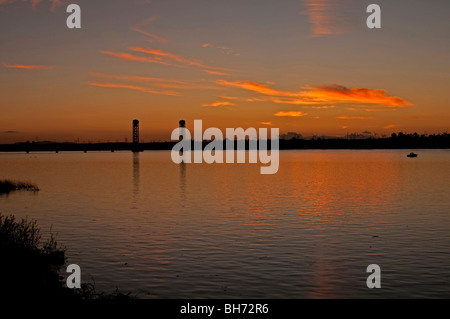Rio Vista Brücke über den Sacramento River bei Sonnenuntergang im Januar 2010. Die nächste Stadt ist Rio Vista, Kalifornien. Stockfoto