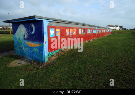 Sanitärgebäude, die von der örtlichen Gemeinde in Shoreham als einen Zug Wagen dekoriert Stockfoto