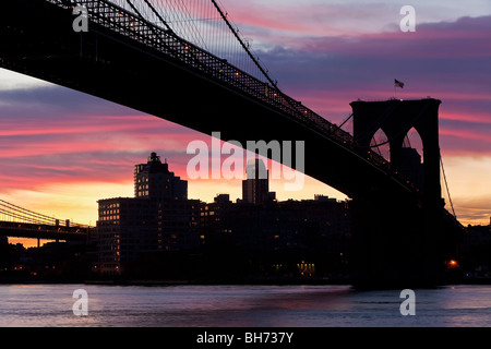 USA, New York City, Manhattan, The Brooklyn Bridge über den East River zwischen Brooklyn und Yorks Stockfoto