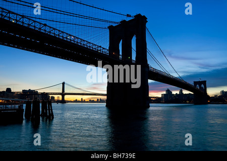 USA, New York City, Manhattan, The Brooklyn und Manhattan Bridge über den East River zwischen Brooklyn und Yorks Stockfoto