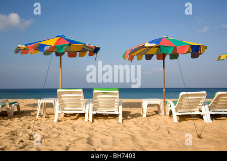 Karon Strand liegen und Sonnenschirme - Phuket Stockfoto