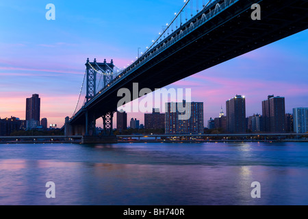 Die Manhattan Bridge über den East River zwischen Brooklyn und Yorks, Manhattan, New York City, USA Stockfoto