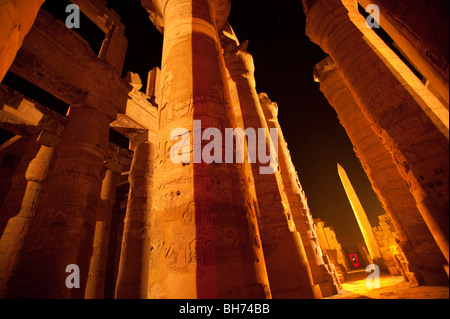 Nachtprogramm Beleuchtung im Tempel von Karnak in Luxor, Ägypten, Afrika Stockfoto