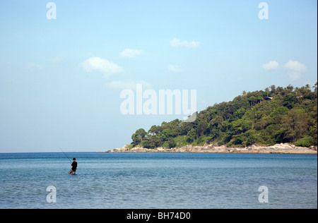 Lokale Mann Angeln am Karon Beach, Phuket Stockfoto