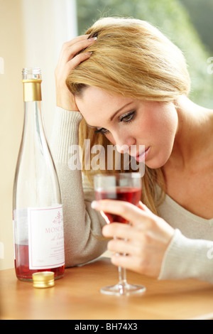 Frau trinkt Wein Stockfoto