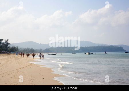 Urlauber Wandern am Karon Beach - früh Stockfoto