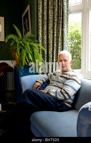 Schriftsteller Andrew Davies in seinem Haus in Kenilworth. Er hat für TV geschrieben und ist bekannt für seine TV-Adaptionen. Stockfoto