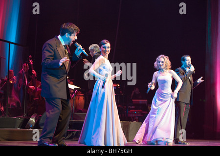 BUDAPEST - Januar 09: Cotton Club Singers Band führt auf der Bühne Sportarena Stockfoto