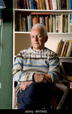 Schriftsteller Andrew Davies in seinem Haus in Kenilworth. Er hat für TV geschrieben und ist bekannt für seine TV-Adaptionen. Stockfoto