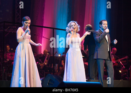 BUDAPEST - Januar 09: Cotton Club Singers Band führt auf der Bühne Sportarena Stockfoto