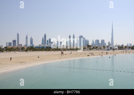 Jumeirah Beach in Dubai. Skyline der Stadt im Hintergrund. Vereinigte Arabische Emirate Stockfoto