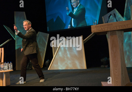 Simon Schama Historiker sprechen auf der Bühne Hay Festival 2009 Hay on Wye Powys Wales UK Stockfoto