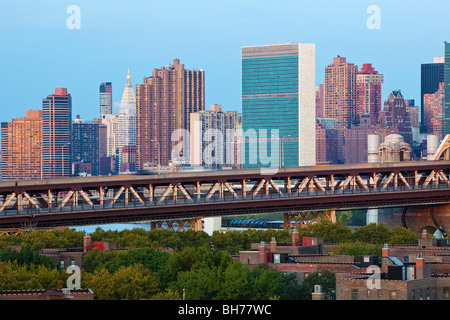 USA, New York, Queensboro Bridge, die Skyline von Manhattan und Hauptsitz der Vereinten Nationen betrachtet aus Queens Stockfoto