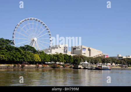 Das Performing Arts Centre und die Fähren Rad am Südufer des Brisbane River in Brisbane, Queensland, Australien. Stockfoto