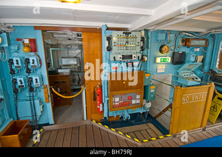 Der Bereich der Kommunikation auf der Brücke der Royal Yacht Britannia liegt am Ocean Terminal Leith SCO 5954 Stockfoto