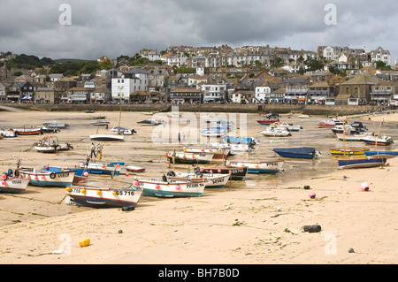 Strand von St Ives in Cornwall bei Ebbe zeigt alle Boote links auf dem sand Stockfoto