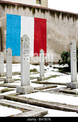 WWI französischer algerischer Kriegsgräber mit französischer Flagge im Hintergrund. Bellu-Friedhof Bukarest Rumänien Stockfoto