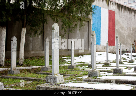 WWI französischer algerischer Kriegsgräber mit französischer Flagge im Hintergrund. Bellu-Friedhof Bukarest Rumänien Stockfoto