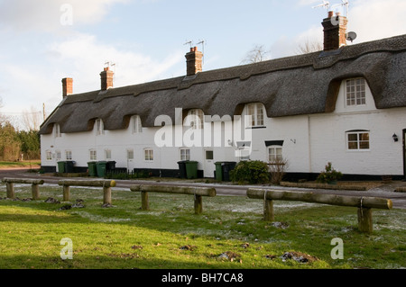 Die Zeile strohgedeckten Hütten im Dorf Tourbus, Norfolk Stockfoto