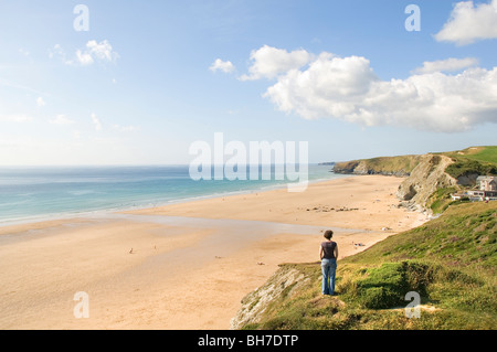 Frau auf Klippe Blick auf Strand, Küste, Watergate Bay, Cornwall, England, Vereinigtes Königreich, Südeuropa Stockfoto