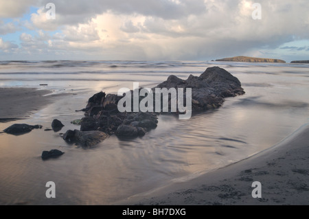 Felsenpools mit Cardigan Insel, Fluss Teifi-Mündung, St. Dogmaels, Pembrokeshire, Wales, Vereinigtes Königreich Stockfoto