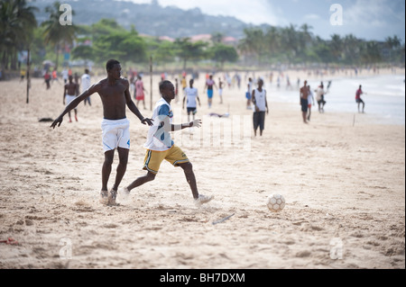 junge Männer, die Fußball spielen, am Strand in Sierra leone Stockfoto