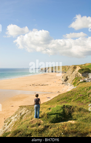 Frau auf Klippe Blick auf Strand, Küste, Watergate Bay, Cornwall, England, Vereinigtes Königreich, Südeuropa Stockfoto