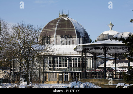 Buxton Pavilion Wintergärten und Musikpavillon im Schnee winter Derbyshire England Stockfoto