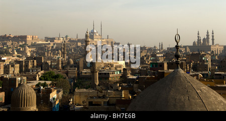 Die El-Azhar-Moschee (die blühende), die bietet einige der schönsten Ausblicke über die Altstadt von Kairo aus dem Minarett. Stockfoto