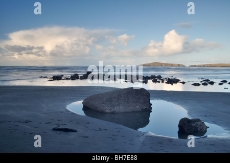 Felsenpools mit Cardigan Insel, Fluss Teifi-Mündung, St. Dogmaels, Pembrokeshire, Wales, Vereinigtes Königreich Stockfoto