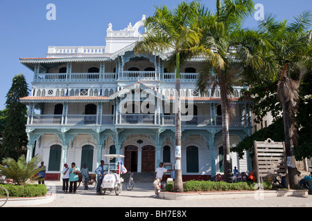 Stone Town, Sansibar, Tansania. Die alte Apotheke, oder Ithnasheri Apotheke, typisch für südasiatische Architektur auf Sansibar. Stockfoto