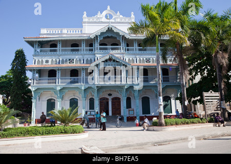 Stone Town, Sansibar, Tansania. Die alte Apotheke, oder Ithnasheri Apotheke, typisch für südasiatische Architektur auf Sansibar. Stockfoto