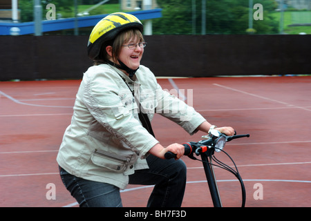 Frauen mit einer geistigen Behinderung hat zu reiten ein Dreirad als Bestandteil einer Sport Fähigkeit Tag North Yorkshire. MODELL RELEAS Stockfoto