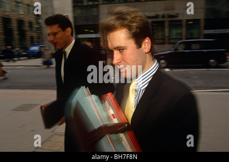 Zwei Geschäftsleute, mit Industrie-Dateien, gehen Sie durch Fenchurch Street in der City of London. Stockfoto