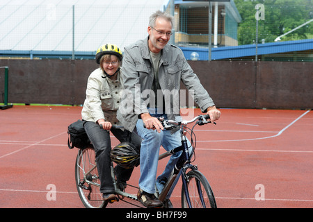 Frauen mit einer geistigen Behinderung hat zu reiten ein Dreirad als Bestandteil einer Sport Fähigkeit Tag North Yorkshire. Stockfoto