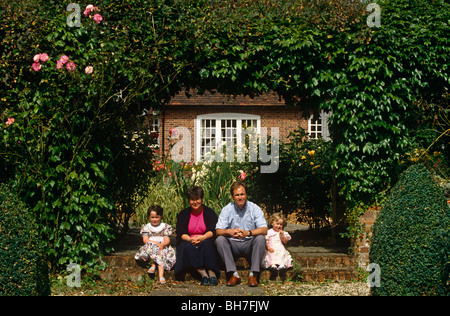 Eine aktive mittleren Alters, Mittelklasse-Mann und Frau in ihre ordentlich gesehen stieg Garten ein warmer Sommertag Stockfoto