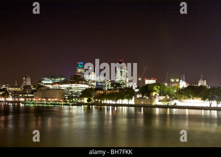 Blick auf den Tower of London und die Stadt aus über die Themse bei Nacht Stockfoto