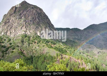 Blick vom Wanderweg auf Garajonay Nationalpark mit 'Carmen' Rock prominent in Ansicht suchen. Stockfoto