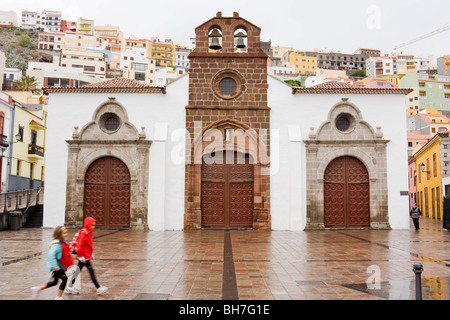 Die Kirche am regnerischen Tag - San Sebastian La Gomera, Kanarische Inseln. Stockfoto