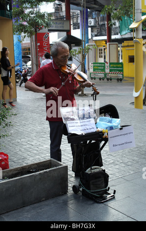 Musiker auf der Straße in Bangkok Stockfoto