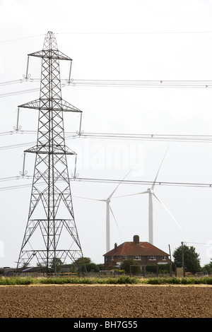 Eine kleine Hütte ist von Windenergieanlagen und ein Strommast in East Sussex in den Schatten gestellt. Bild von James Boardman Stockfoto