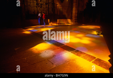 Glasmalerei leuchtet auf Besucher und der Boden der Kathedrale von Palma La Seu auf Mallorca. Stockfoto