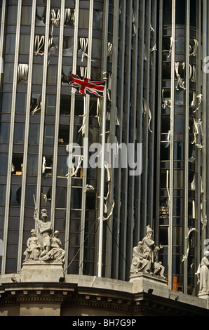 Zwei Tage, nachdem die Irish Republican Army (IRA) eine LKW-Bombe am Bishopsgate, explodierte der Natwest Bank Turm gesehen stark beschädigt Stockfoto
