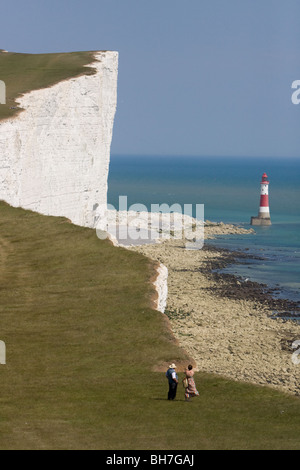 Zwei Wanderer am Beachy Head. Bild von James Boardman Stockfoto