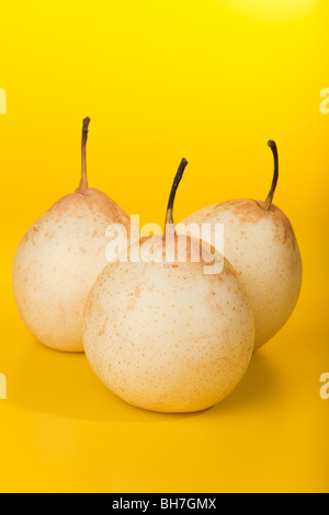 Obst auf einem gelben Hintergrund mit einem Farbverlauf fotografiert. Stockfoto