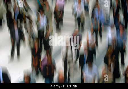 Verschwommene Pendler hin und her in die hektische Zeit bei Liverpool Street Bahnhofshalle während der Hauptverkehrszeit London Stockfoto