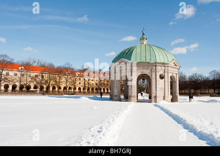 Denkmal zur Göttin Diana, im Schnee bedeckt Hofgarten in München Stockfoto