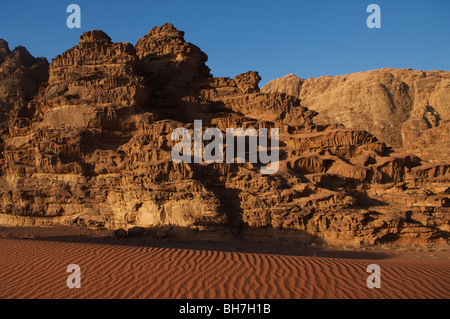 Wadi Rum, wo der spektakuläre Wüstenszenen David Leans epischen Film "Lawrence von Arabien" gedreht wurden, Süden von Jordanien Stockfoto